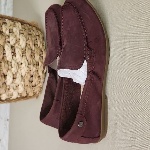 Hush Puppies Suade Burgandy Loafers NWOT Size 8 - Picture 2 of 5